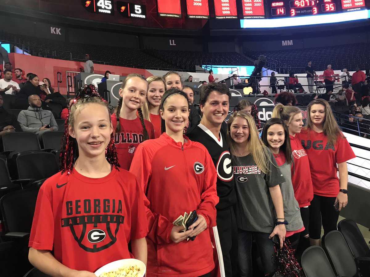 LadyTHoops's tweet photo. Middle school enjoying the UGA game and seeing famous alumni @M_Booth_33     #GODAWGS https://t.co/A2WRZ8ZFgf