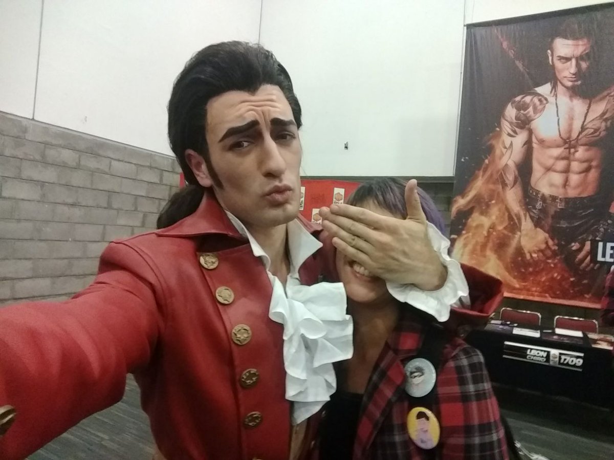 ____Haineko's tweet photo. @Leon_Chiro you're so beautiful, kind & awesome! ✨ really a great person & an amazing cosplayer 😭
I'm glad that I could met you
Thanks for the special moment! I love u so much! ✨💜✨💚✨💜
˗ˏˋ No one's as incredible as Gaston! ˎˊ˗
#LaMoleComicon 🇲🇽 https://t.co/qgUqAcm0e5