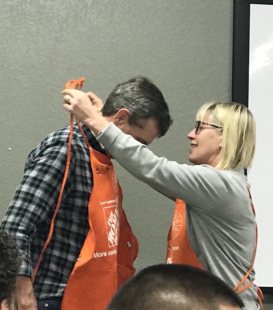 Pennymayhem's tweet photo. Amanda giving new 4010 associates their first aprons❤️ Welcome to the team!!
@bamanda1214 @tiana_martines @dustin_sommers @stanced_Raider https://t.co/lMEChFFPaD