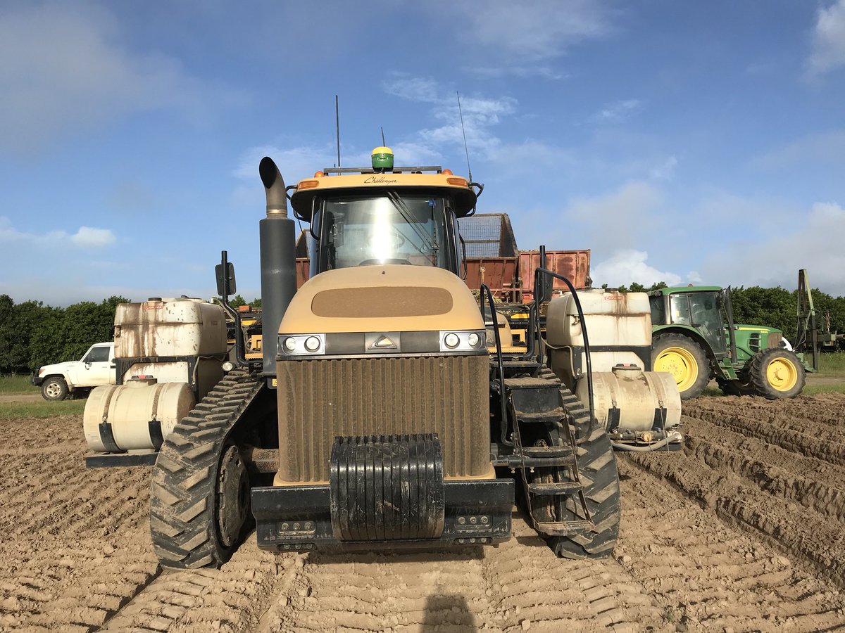 VnetPrecisionAg's tweet photo. Little bit of @JohnDeere green to make this cat stay on the straight and narrow. Gav the gun operator loves it. Planting 4 rows of sugar cane at a time @VanderfieldAU @VnetPrecisionAg 🇦🇺 https://t.co/9RxFhoItkn