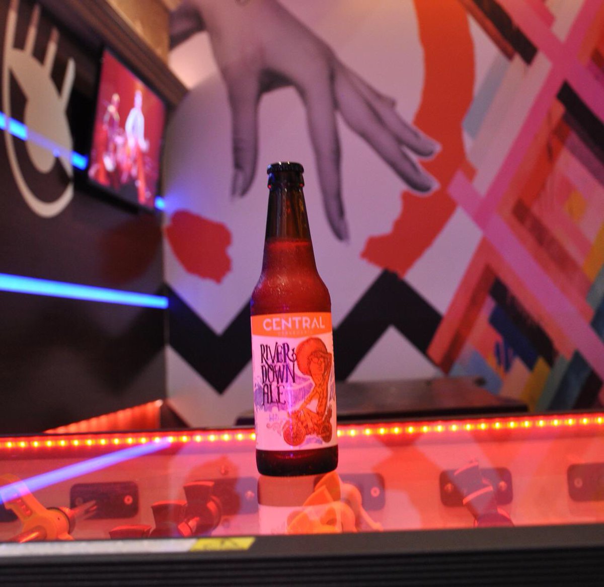 GRAB IT!!! Tus cervezas artesanales favoritas, con una buena birria de Foosball #BEEROCLOCK #FUNOVERLOAD