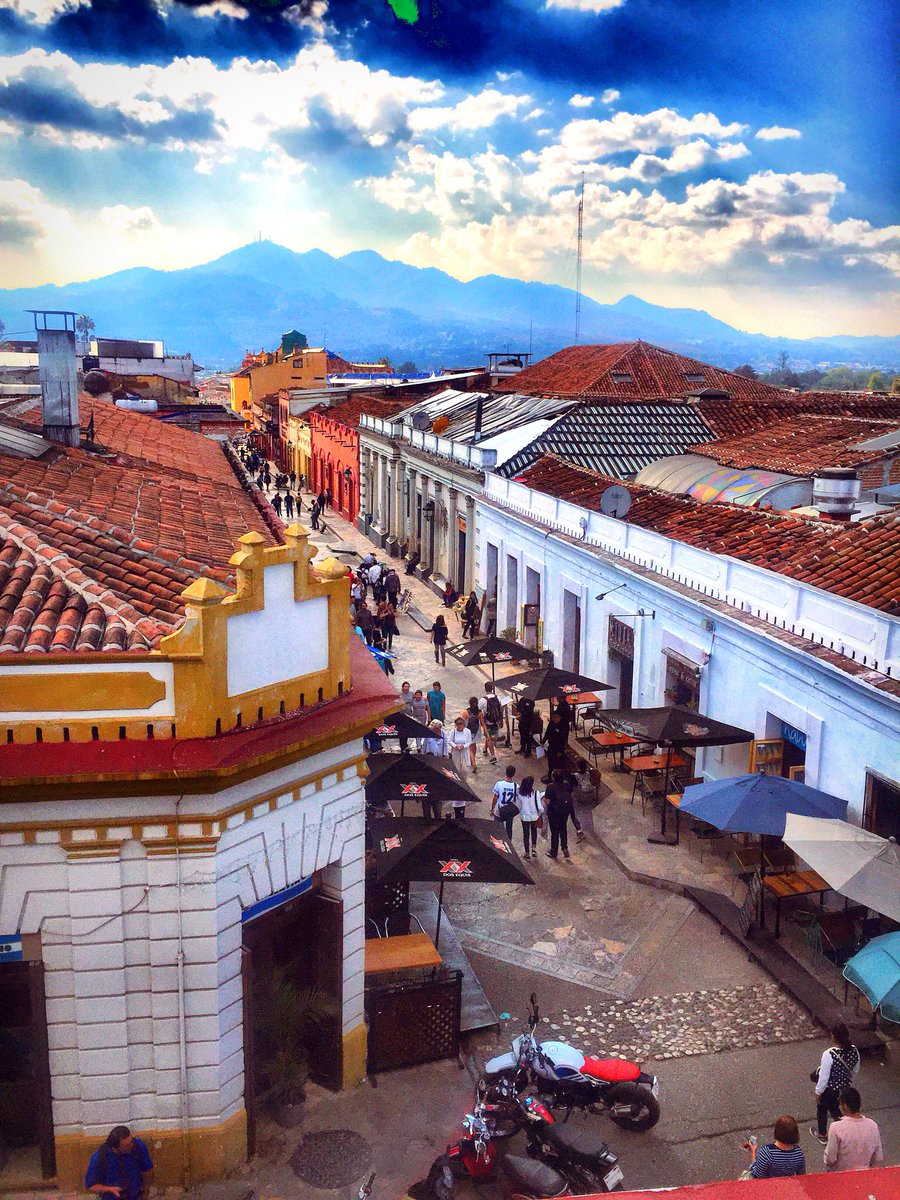 Las calles coloridas, las personas conociendo de nuestros hermosos rincones. Y tú, ¿qué esperas para visitarnos? #conocesancris #SanCristobaldelasCasas