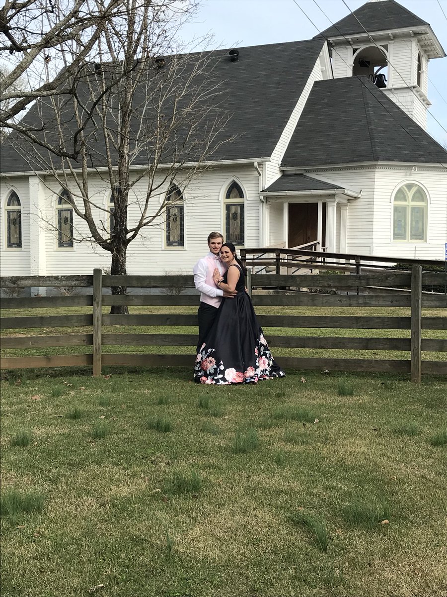 baylee_pace's tweet photo. senior prom was such an amazing experience with you. i love you forever sweetboy!!! ❤️ https://t.co/5RSE9hiWGS