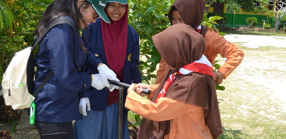 tanotoeducation's tweet photo. Dimulai dengan kegiatan community service di SDN 09 Buatan Baru, Tanoto Scholars Gathering 2017 (#TSG2017) menjadi momen yang tak terlupakan bagi #tanotoscholars. Yuk simak kegiatan apa saja yang mereka lakukan https://t.co/pqJvtxmYv0 https://t.co/5NimwLbbyd