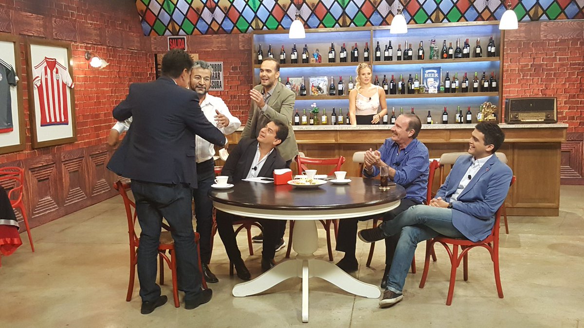 PolemicaPy's tweet photo. Una abrazo republicano entre #NaritoAcdo y @EfrainAlegre en tu bar favorito! ¡Poné #Polémica! @alvaromorapy @ArturoMRubin @DahyanZelinsky #CarlosBaez @enriquedavalos 😎🍺 https://t.co/nkIMsk33YZ