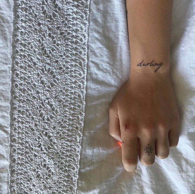 tattoo #13: se lo hizo en su muñeca izquierda el 28/7/17 después de unos días de haber asistido por primera vez a un concierto de uno de sus artistas favoritos: keaton henson. eligió la palabra “darling” ya que él la nombra varias veces en sus canciones.