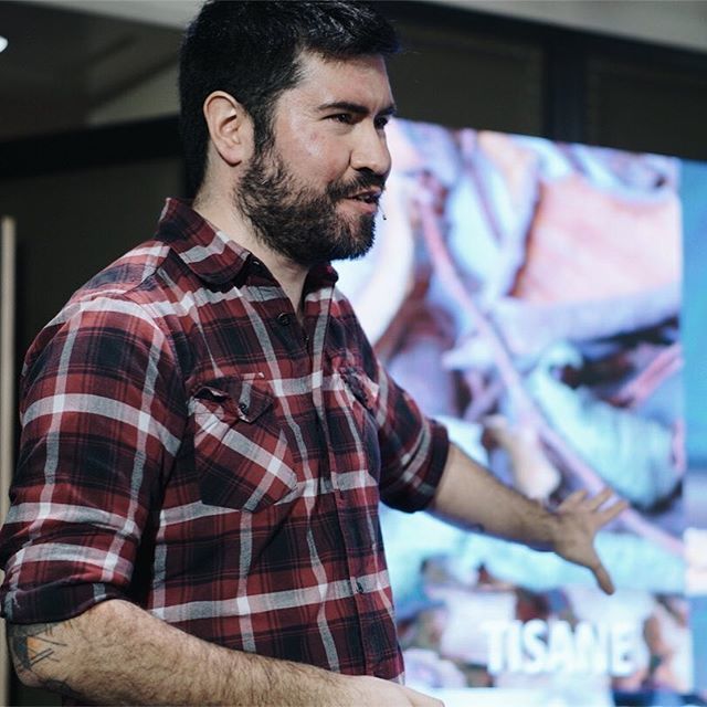 Starting the Forum with Diego Prado 
วิธีการจัดการใหม่ๆกับขยะเก่าๆ 
Up-cyle!! New ways of dealing with old food trash.
#refoodforum #culinarybasque ift.tt/2GJij7I