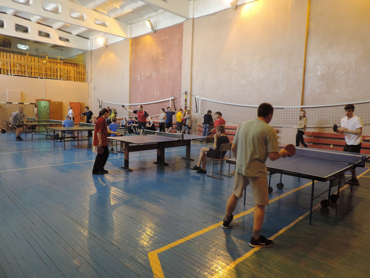 В МБОУ Нерльской СОШ собрались спортсмены, любители массового, увлекательного и зрелищного вида спорта – настольного тенниса. Теннисисты в возрасте от четырнадцати лет и старше из Нерльского, Морозовского, Новогоряновского поселений померились в силе и ловкости отбивать мяч