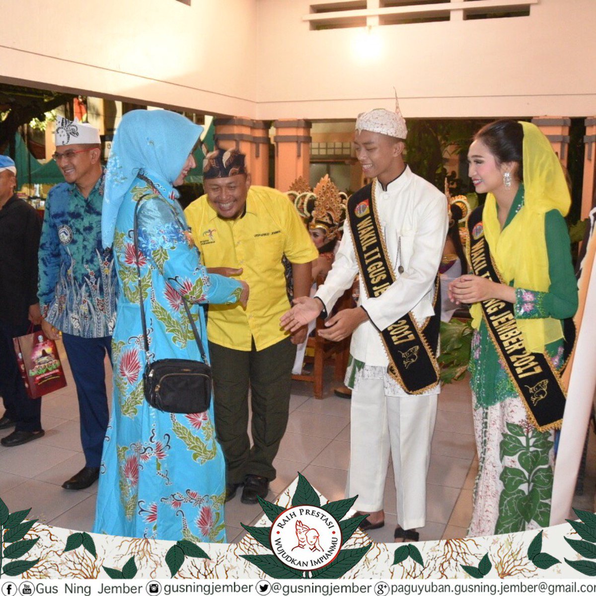 gusningjember's tweet photo. Keikutsertaan Kabupaten Jember dalam setiap penyelenggaraan acara tahunan tersebut sangat diapresiasi oleh Pemerintah Provinsi Jawa Timur, ditandai dengan tukar cinderamata Kabupaten Jember dan Provinsi Jawa Timur.
#gusning #jember #gusning2017 #explorejember #jembermakinrame https://t.co/v6KQVwJ20X