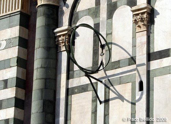 ElbesoenlaLuna's tweet image. Hoy empieza la primavera. Como ya he contado por aquí, una de las formas más fáciles de comprobarlo es con una armilla equinoccial. Como esta de la iglesia florentina de Santa María Novella. El aro perpendicular al Ecuador solo arroja una sombra recta durante los equinoccios.