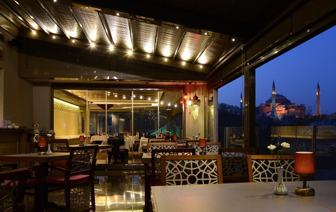 RestaurantOlive's tweet photo. Muhteşem Ayasofya manzarası eşliğinde teras keyfine ne dersiniz?
.
.
Enjoy the amazing view of Hagia Sophia from Olive’s terrace https://t.co/S7FUpg3zxL