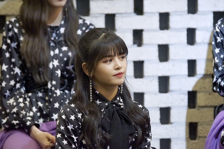 Vanjra2404's tweet photo. seconds to look so beautiful. when she was silent he looked so breathtaking 💘 and she looked very sweet😍😍 #CLC #Sorn #씨엘씨 #손 #BLACK_DRESS #3YearsWithCLC https://t.co/xlPqmAHjU3