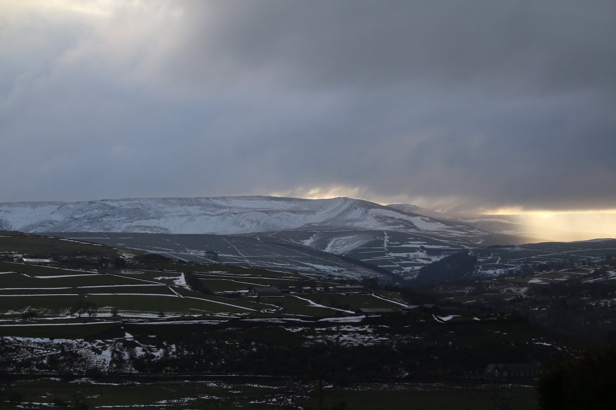 MAW_H's tweet photo. #MorningCommute snapshots #SettValley #NewMills -

(Believe it or not it started snowing again as I was setting out...) https://t.co/JnQqW9jsx8