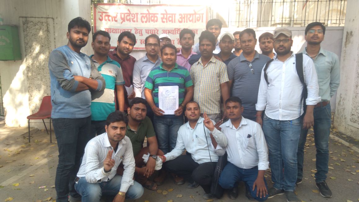 HindKeSipahiHum's tweet photo. सब मिलकर @UPGovt और माननीय बाबा नाथ @myogiadityanath को रोज याद दिलाए की रोजाना 4 लाख 5 लाख भर्ती का इश्तेहार छपवाने से कुछ नहीं होगा उन्हीं में भर्ती का दूसरा चेहरा भी छपता है। यही हमारा कर्तव्य है सभी इसको ईमानदारी से निभाएं 
@JagranNews
@AmarUjalaNews @JanPostNews @ravishndtv https://t.co/CM4L1eD1qt