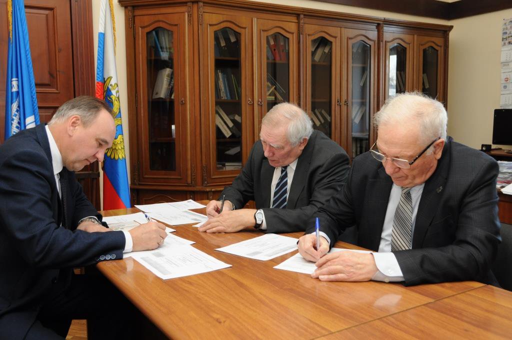 isupress's tweet image. В #ИГУ появилась Ассоциация выпускников. 
Вчера состоялось подписание заявления о создании Ассоциации. Учредителями стали: и. о. ректора ИГУ, академик РАН Игорь Вячеславович Бычков, профессор Федор Карлович Шмидт и профессор Александр Ильич Смирнов. 
isu.ru/ru/news/newsit…