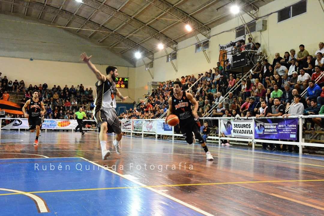 manolotoolmao's tweet photo. #LigaArgentina #Petro derrotó al líder de la Zona Sur... anoche en el Municipal de Cutral Co, #Petrolero se Daniel Jaule derrotó a #Platense por 92 a 78. En los de La Cueva se destacaron #Pau 21 , Esteban Cantarutti 18 y #Vieta16. En el Calamar #Lee 16 y #Lorio 15. https://t.co/aexjbD7ofN
