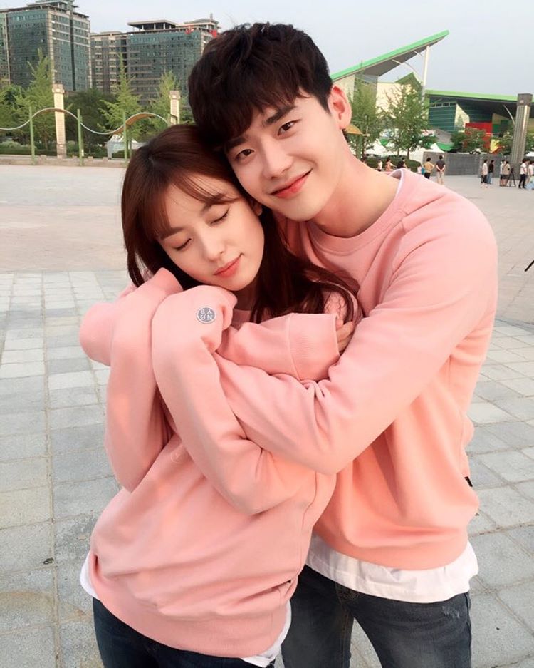 leehyojooxx's tweet photo. SELFIE MUNA BAGO NAMIN KAYO PAASAHIN NA PURO KILIG LANG MAFEFEEL NIYO SA W 😂😭

#WRaiko #JONGJOO https://t.co/fVolZYTJxZ