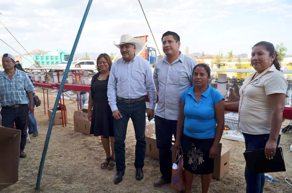 evdiec's tweet photo. Tras una #2aEntrega agradezco a la @CODUCac, el beneficio de 262 familias, de los distritos de Ejutla y Ocotlán, a quienes con la asignación de Paquetes de Autoconsumo (módulos avícolas y paquetes hortícolas), a través de la @SAGARPA_mx se contribuye a su economía
@AdolfoToledo_ https://t.co/YwJRwtufyy