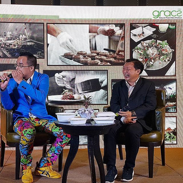 "ถ้าเชฟทุกคนเลือกใช้ผลิตภัณฑ์ที่ย่อยสลายได้ตามธรรมชาติ เชฟตั้งใจเลือกใช้ของที่ดี ผู้บริโภคก็จะเปลี่ยนแปลงพฤติกรรมตามไปด้วย"

From Nature to Nature! "Chef moves, the wolrd moves." In history, we have been using natural package only such as banana leaf. Th… ift.tt/2pqPQeF