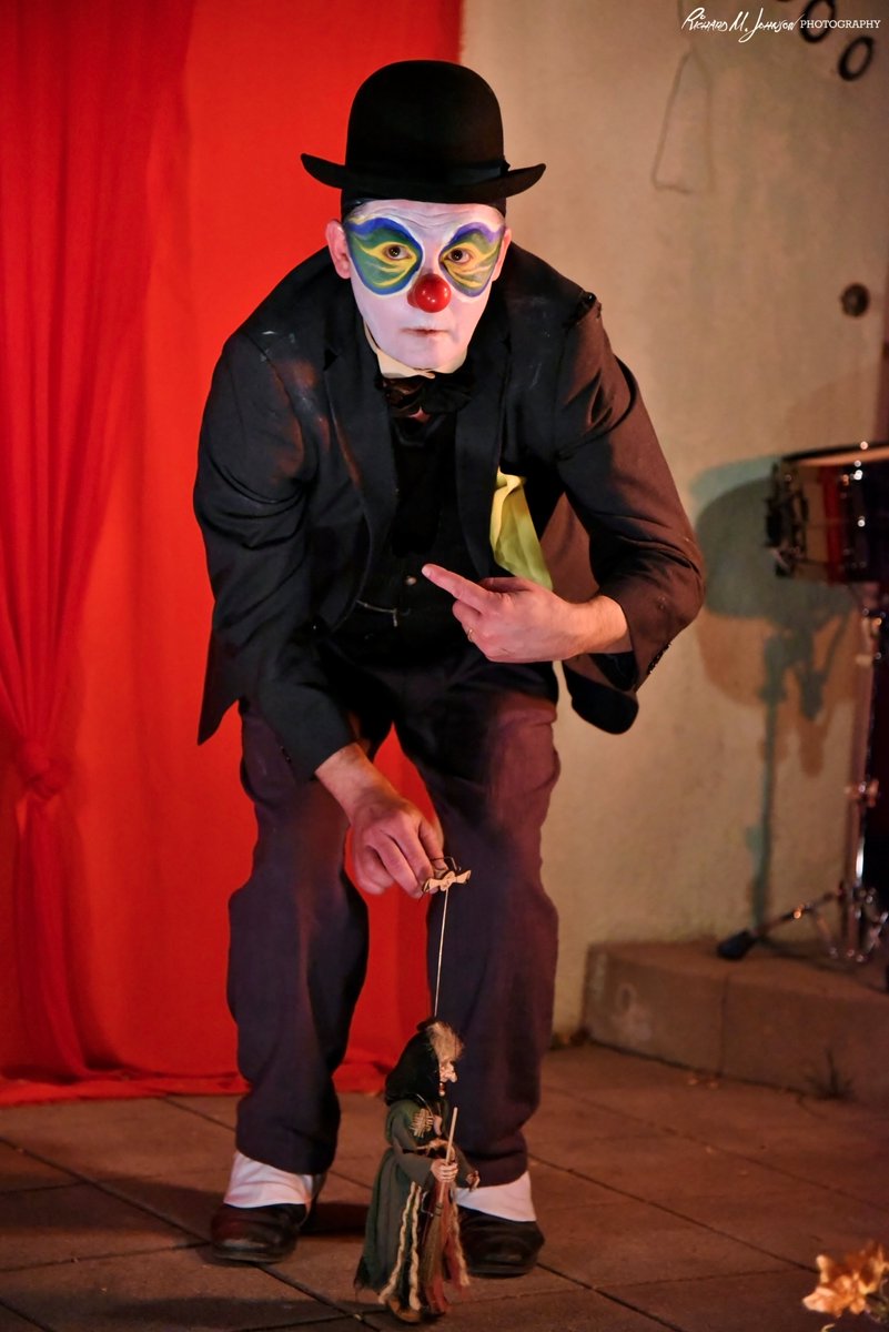 Godfrey2Matthew's tweet photo. Thursday, March 29! I #NorbutYetso will be performing with #WasIstDasShow at Crown City Theatre at 8pm. If you say you are interested then it is time to commit! Reserve your ticket at: https://t.co/40p6HoEbbg
@CrwnCityTheatCo @WasIstDasShowLA @officialnoho #clown
 #cabaret https://t.co/kQ8pg6BdUp
