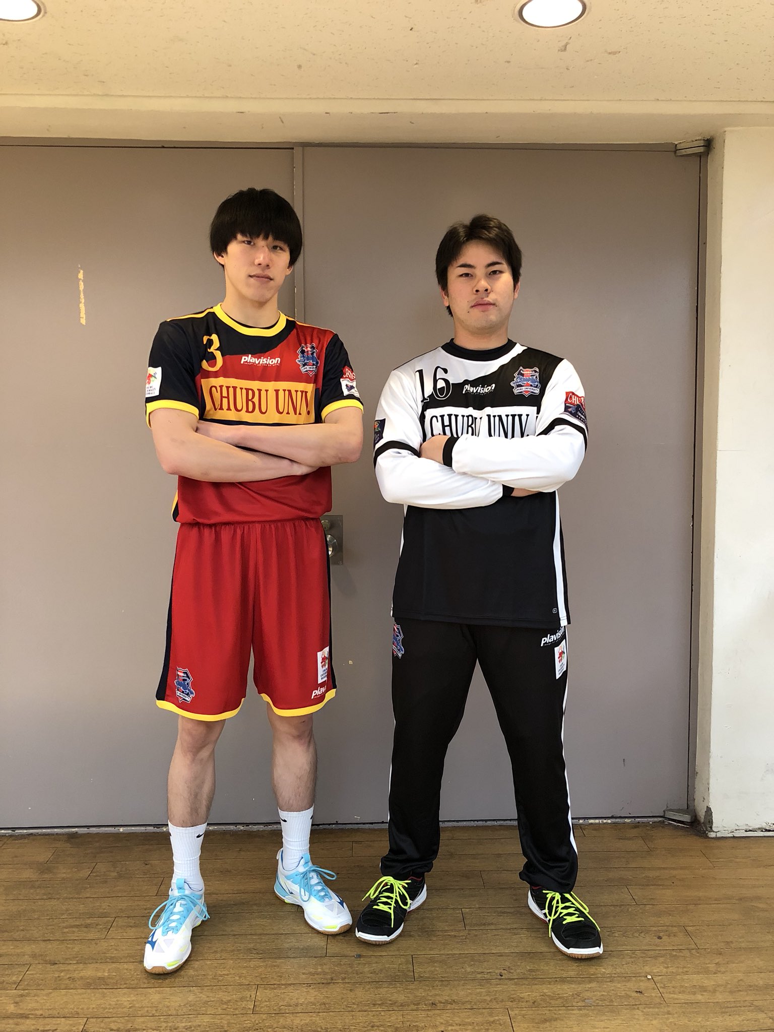 中部大学ハンドボール部 ユニフォームが届きました 今年は コートプレーヤーは赤を基調にしたもの キーパーは黒を基調にしたものを選びました 選手たちにとても好評でした 色々な要望にも応えていただき ありがとうございました