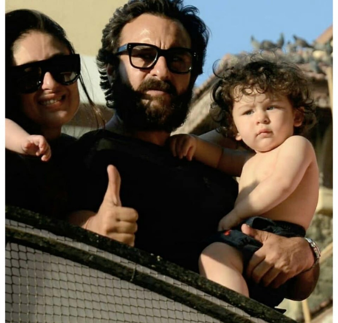 bombaytimes's tweet photo. #SaifAliKhan and #KareenaKapoorKhan spotted with their l'il munchkin #TaimurAliKhan https://t.co/iYLxUPt09q