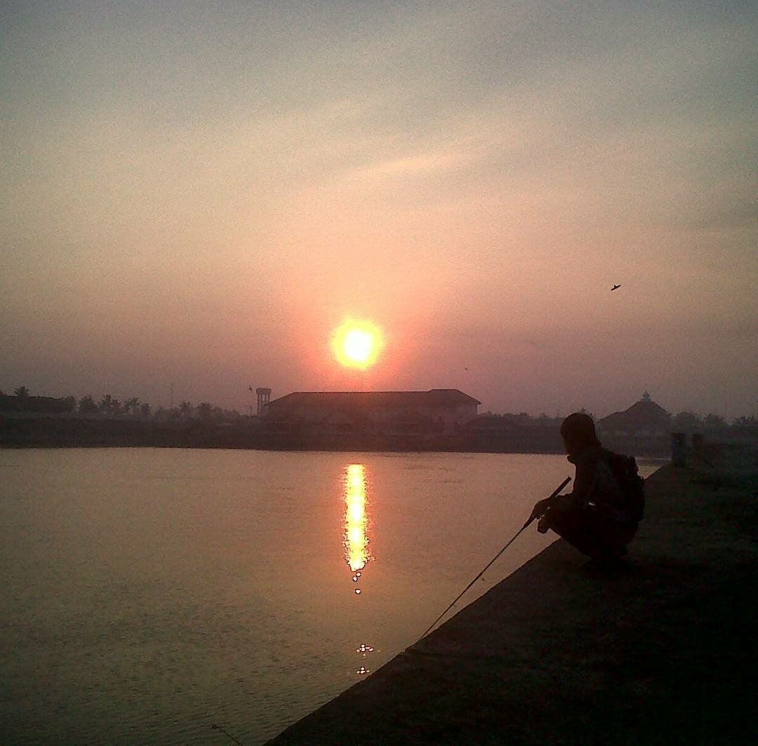 area_jogja's tweet image. Dermaga Adikarto, 

Tempatnya asik buat menikmati matahari terbit sembari memancing.

#MampirKulonProgo