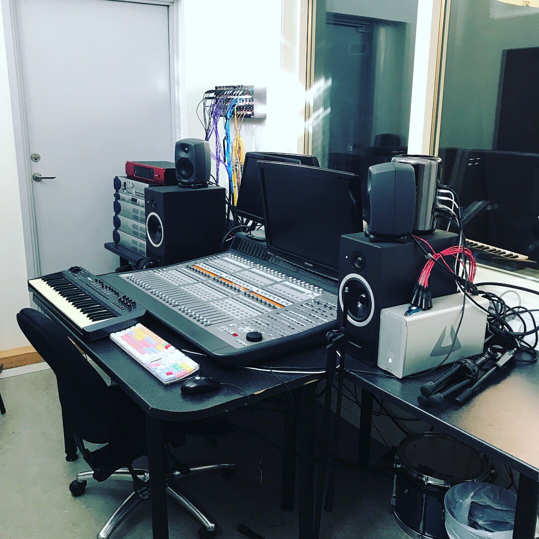 LBSThn's tweet photo. Våra lokaler!
Del 2: Nästa del av skolan är där våra musikelever håller till. Här är det fokus på musikproduktion så då behövs det en inspelningsstudio, instrument och bra datorer. https://t.co/gyndRiKjyg