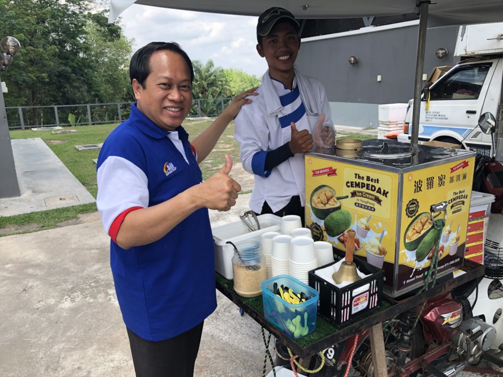 ahmadmaslan's tweet image. Orang muda #BangsaUsahawan - di hentian #YongPeng #PLUS arah ke selatan. Aiskrim cempedak dgn roti atau kacang &amp;amp; pau Mira pelbagai inti; ikan bilis, sardin, kelapa, kaya, kacang, ayam, daging. Saya rasa aiskrim cempedak kacang serta pau sardin &amp;amp; pau daging. Harga patut &amp;amp; sedap!