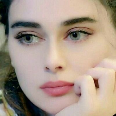 شجاني وامنت وتأملت كل خير
وشبسرعة الفرح بين على عيوني
سلمتك مشاعر مال عشر سنين
ولا حسبت لحظة يخيبن ضنوني
مالومك عفتني معاشرك يومين
انه العاشرتهم عمر عافوني