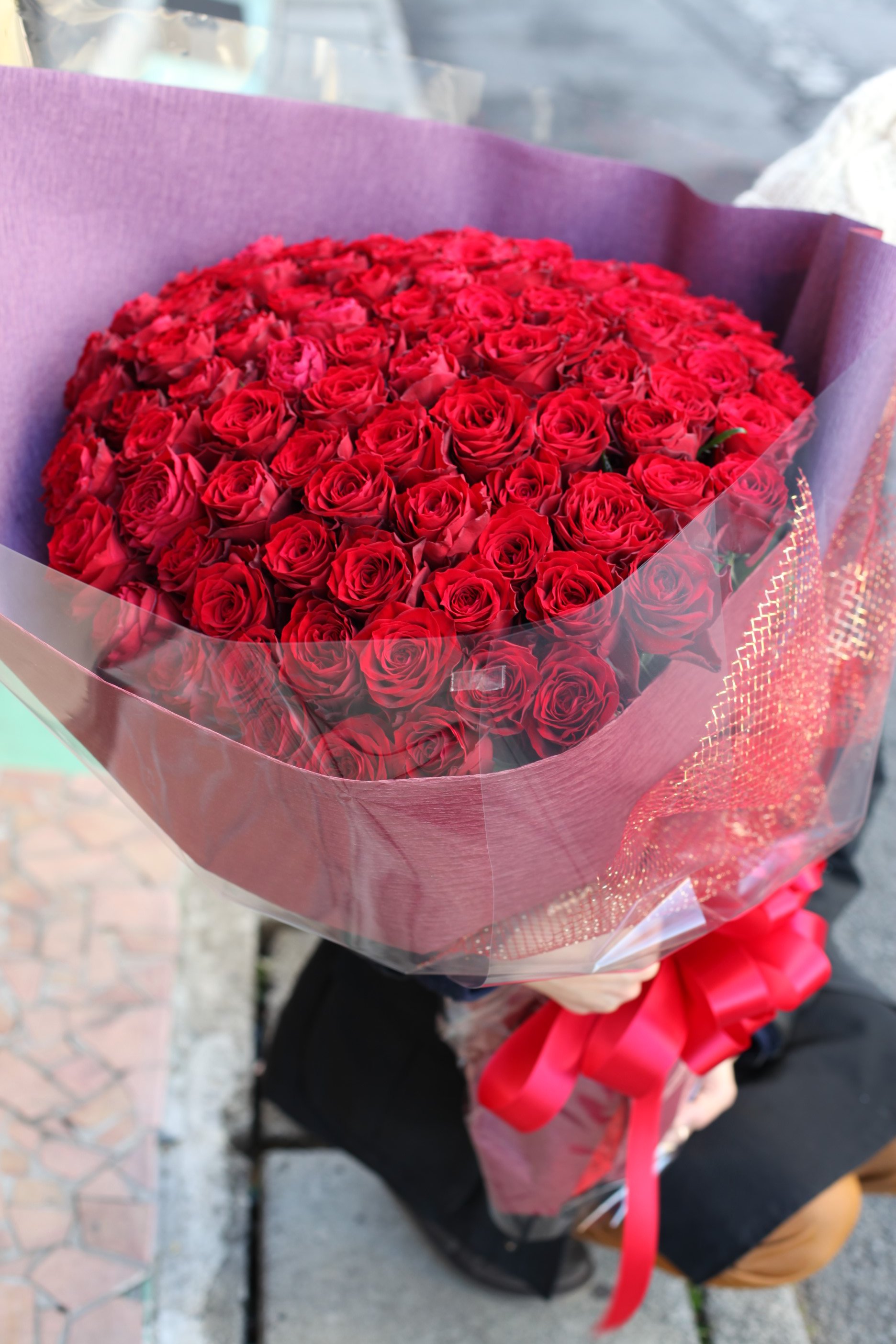 ローズショップ 赤い薔薇 108本で愛の告白 南米エクアドル産の極上深紅薔薇 稀少 赤薔薇 世界最強のバラ 全国配送 T Co Gv5jrnhxtz 赤薔薇 100本の薔薇 告白の花束 プロポーズ花束 100本バラの花束 100本バラ花束