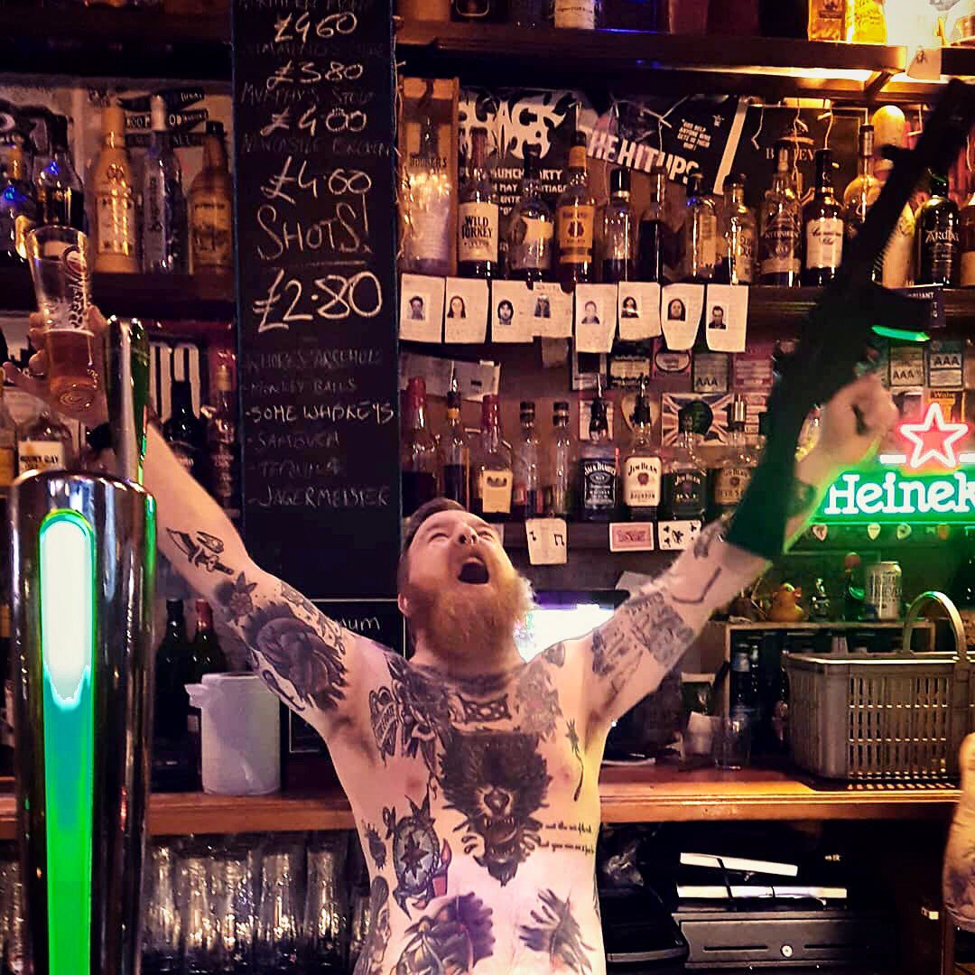 tbbclub's tweet photo. #TattooTuesday with Sam Berry of  Leeds, West Yorks #beards #TBBClub &amp; #YorkshireBeards #gingerbeard #tattoos #holidaymode #bar Sam says, "I'm often in the bars &amp; gig venues of Leeds, enjoying a few pints &amp; live music.  I write about tattoos &amp; tattoo culture for an online blog." https://t.co/xXTHbhvDOW