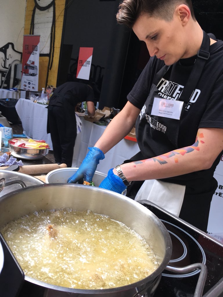 @MarlenaLigocka  👀 amazing Korean fried chicken wings with pak choi kimichi served with ginger beer @AngelHillFood #StrEATfoodawards @ServestFoodCo @Servest_UK @BandICatering @MajorInt @Planglow @lovejoesnews @ElectroluxProUK #streetfood #Competition #Catering