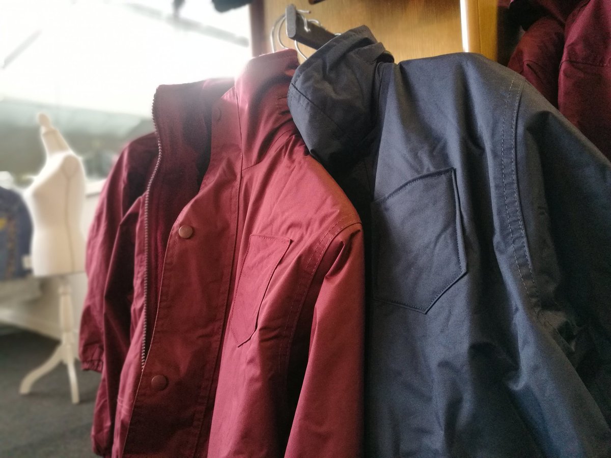 Tori from Halton Sewing Rooms about to hand over some coats to Maureen from the Children's Centre ready to give out to the kids 🙌 <a href="/WellHalton/">Well Halton</a> #staywarm