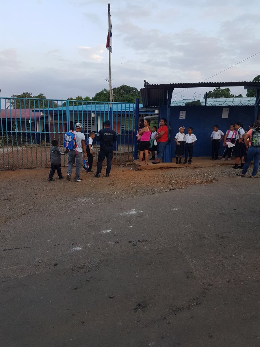 policiadepanama's tweet photo. Con gran orgullo, efectivos de la #ZP20 están en diversos centros escolares de Chilibre, garantizando la seguridad de padres de familia y estudiantes. #AyúdanosAProtegerte https://t.co/VgCG4GAidp