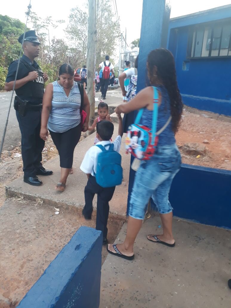 policiadepanama's tweet photo. Con gran orgullo, efectivos de la #ZP20 están en diversos centros escolares de Chilibre, garantizando la seguridad de padres de familia y estudiantes. #AyúdanosAProtegerte https://t.co/VgCG4GAidp