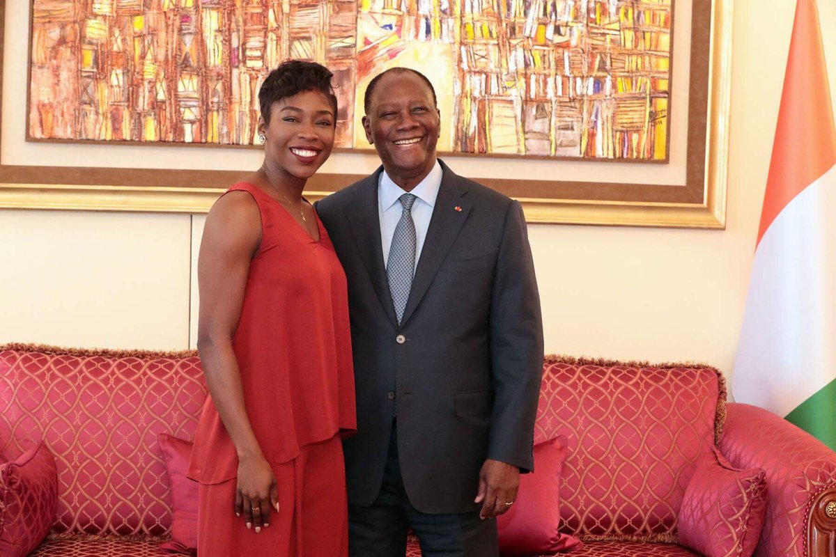 AOuattara_PRCI's tweet photo. Je suis très heureux d’avoir échangé, ce lundi 19 mars 2018, avec @MurielleAhoure, venue me présenter sa médaille d’or, obtenue récemment au Championnat du Monde d’athlétisme. Nous sommes très fiers de cette victoire de Murielle, qui une fois de plus, fait honneur à la CI 🇨🇮 https://t.co/HFOJS87fFS