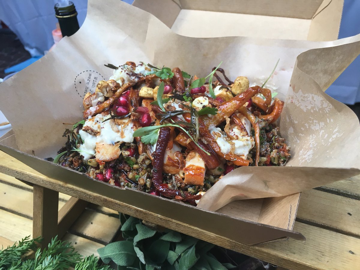 @MustafaSalimin serving up Farooj chicken with smoked aubergine & carrot. Smashing it... #StrEATFoodAwards