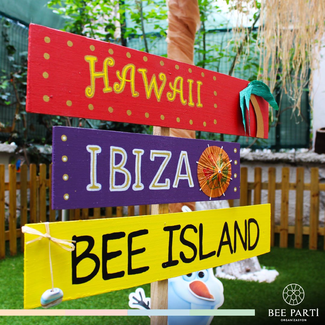 BeeParti's tweet photo. #BeeParti adasına düşseniz yanınıza alacağınız 3 şey ne olurdu? 🏝
Biraz ipucu verelim; Eğlence, neşe ve bol kahkaha adamızda mevcuttur. 🤗 https://t.co/EPLm3X4Eyj