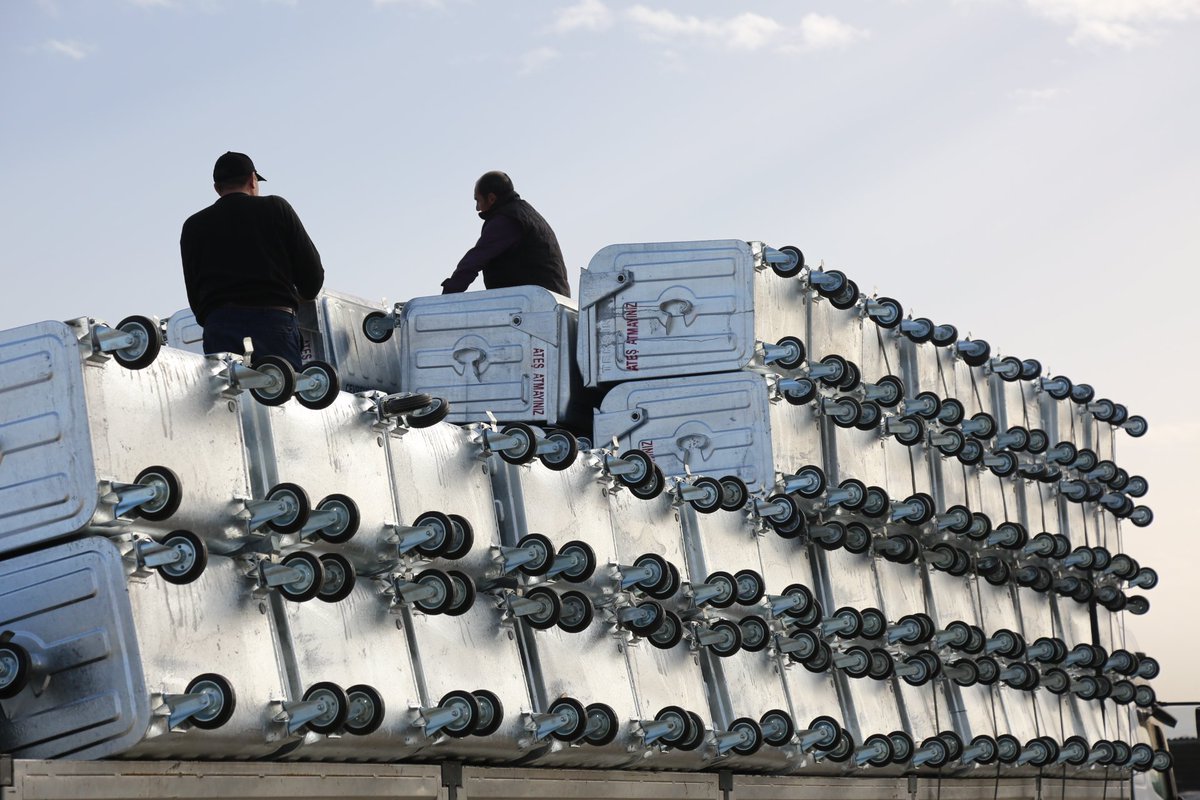 820 Adet Çöp Konteynırı Kullanıma Hazır 
Kırsal kesimde yaşayan vatandaşların en iyi hizmetlerden yararlanabilmesi için çalışmalarını sürdüren Çorum Valiliği İl Özel İdaresi’nde köylerin daha yaşanabilir ve daha temiz kalması için yeni çöp konteynırları hizmete sunulacak.