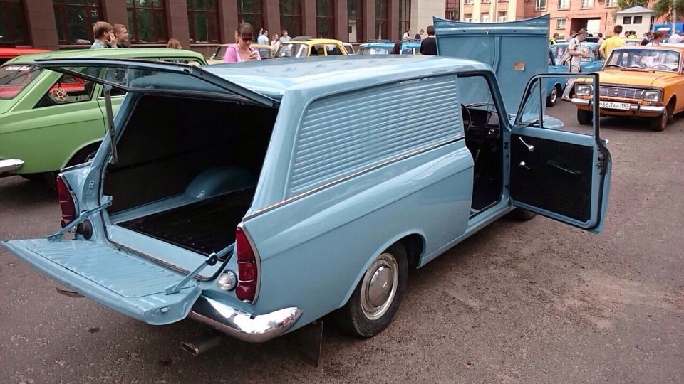 Такие праворульные автомобили как ЗАЗ-965С, Москвич-433П и Москвич-434П нашли применение в СССР - стране с леворульным движением. Они закреплялись за почтальонами, которые объезжали большую территорию и вынимали письма из уличных ящиков. 

#нашапочта #nashapochtaby #факты