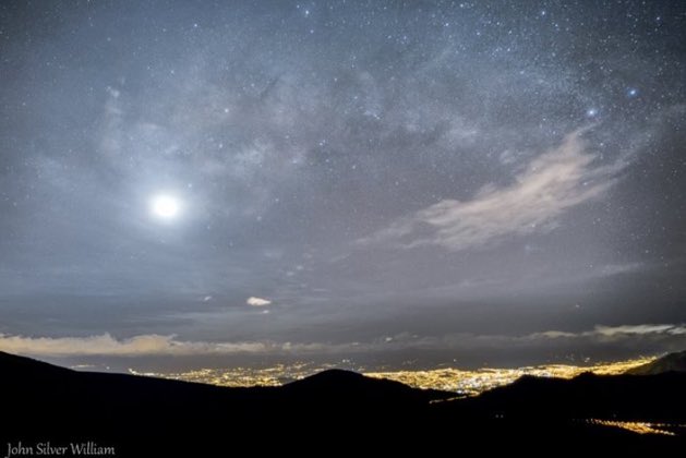 noctografosecu's tweet photo. John Guevara - #VÍALÁCTEA SOBREQUITO. Y bueno les comparto la última imagen que hice de la vía láctea, esta foto  si  resultó muy difícil por cuanto la contaminación de luz de Quito y sumado a la luz de la luna 
Agradeciendo  por la compañía de Nicky Guevara, César y Pocho Pato. https://t.co/WEER8yORUX