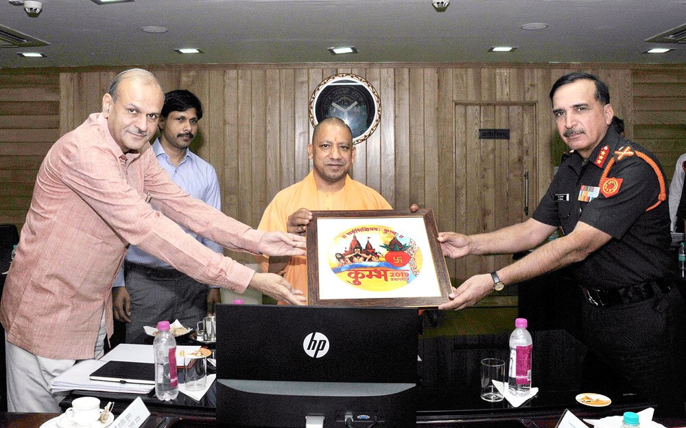 myogiadityanath's tweet image. आज लखनऊ में ‘सिविल सैन्य सम्पर्क सम्मेलन-2018’ में उत्तर भारत के जी0ओ0सी0 लेफ्टिनेन्ट जनरल हरीश ठुकराल जी को स्मृति चिन्ह प्रदान किया।