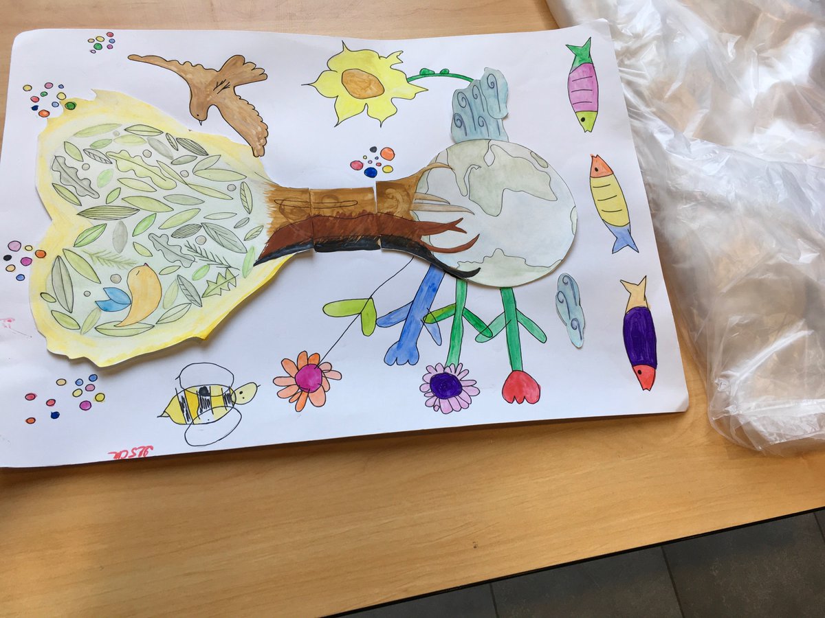 Classes9emeiil's tweet photo. La mosaïque représente la vie : la Terre enveloppée des racines de l'arbre et les feuilles en forme de coeur pour montrer l'amitié. #mosaïqueiil https://t.co/HFRAz3tdSI