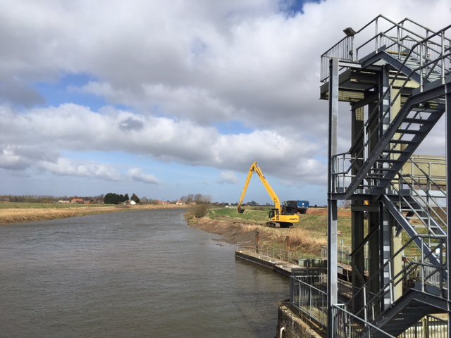 Ang_WaterwaysEA's tweet photo. @MLCnavigation are still hard @ work today on our behalf undertaking further desilting works at our #DenverLock site on the #RiverGreatOuse near #DownhamMarket.  Still a few days to run at this site before heading over to #SaltersLodeLock &amp; #OldBedfordSluice for more of the same! https://t.co/WkGK2OL12Q