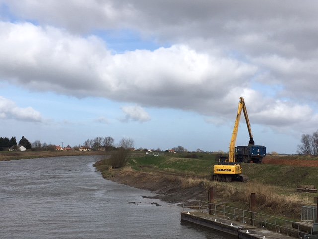 Ang_WaterwaysEA's tweet photo. @MLCnavigation are still hard @ work today on our behalf undertaking further desilting works at our #DenverLock site on the #RiverGreatOuse near #DownhamMarket.  Still a few days to run at this site before heading over to #SaltersLodeLock &amp; #OldBedfordSluice for more of the same! https://t.co/WkGK2OL12Q