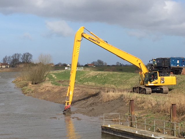 Ang_WaterwaysEA's tweet photo. @MLCnavigation are still hard @ work today on our behalf undertaking further desilting works at our #DenverLock site on the #RiverGreatOuse near #DownhamMarket.  Still a few days to run at this site before heading over to #SaltersLodeLock &amp; #OldBedfordSluice for more of the same! https://t.co/WkGK2OL12Q