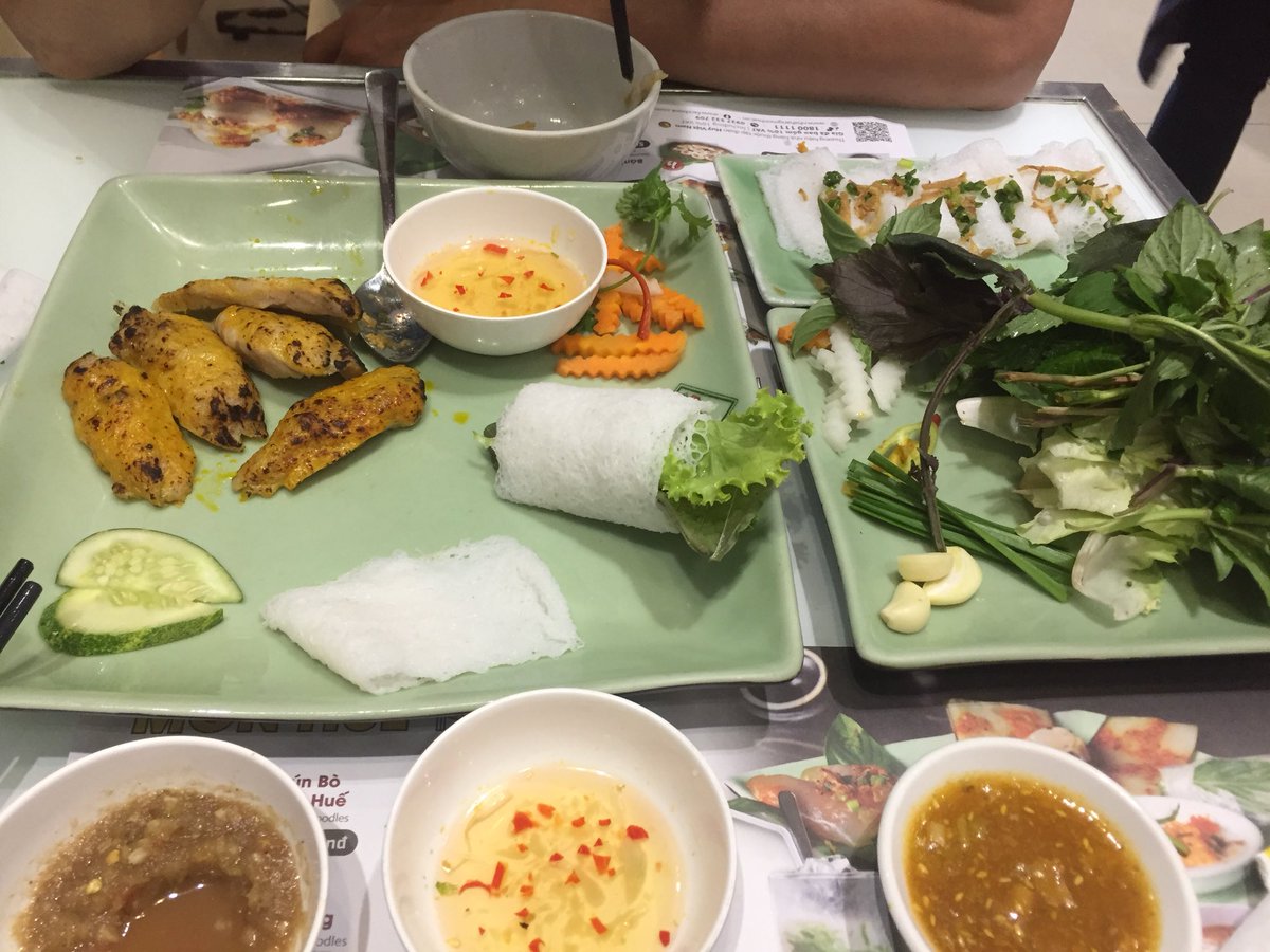 NattyLe0212's tweet photo. Món ăn ngon hay k, đôi khi còn tuỳ vào tâm trạng. ☺️☺️ 
#chạotômbánhhỏi
#bánhbèo #bánhnậm #bộtlọc
#bánhđập #mónHuế https://t.co/e6vpWwGPIi
