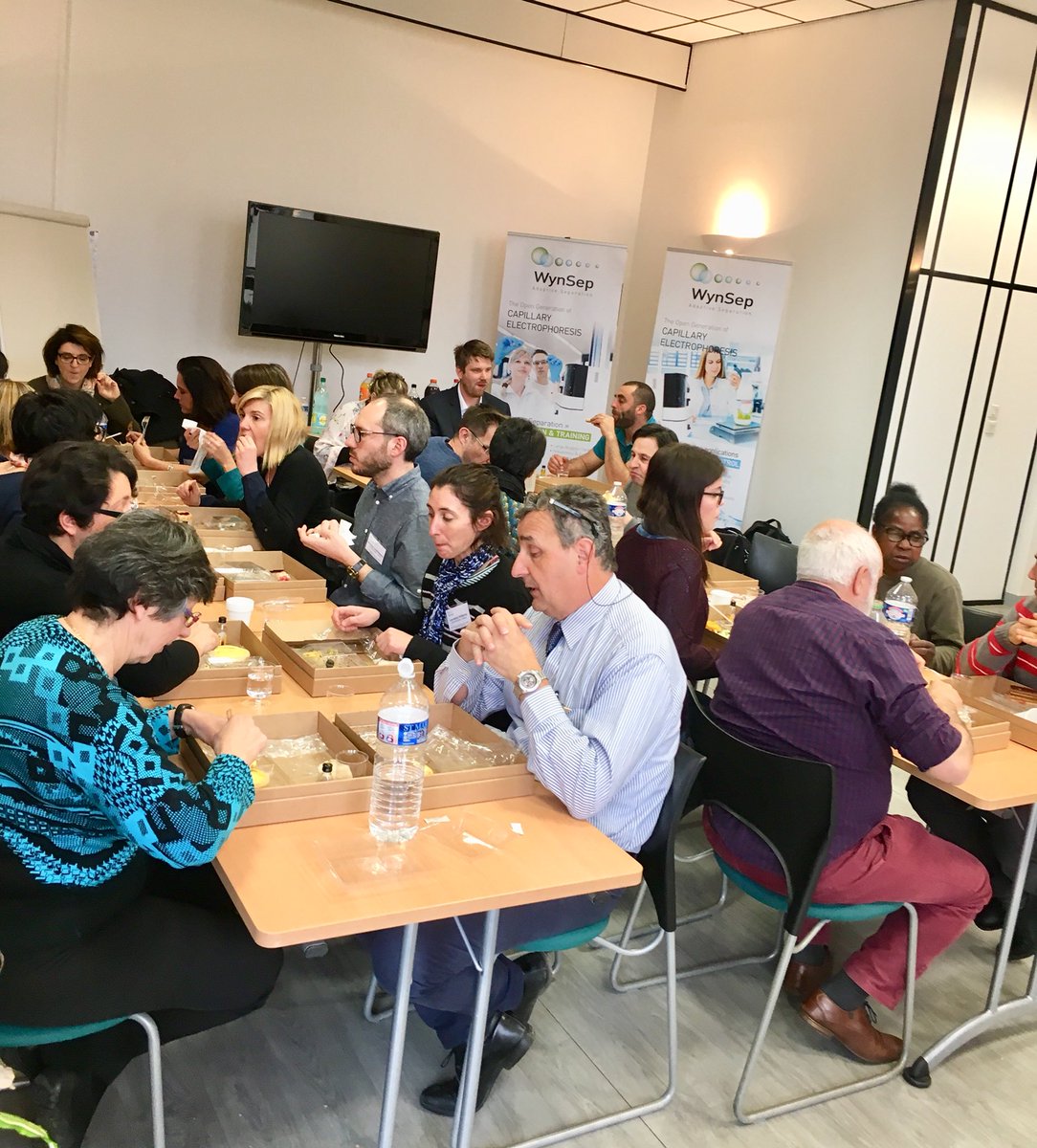 WynSep_CE's tweet image. Nos enseignants ont besoin de reprendre des forces pour cet après-midi. Après la théorie, la pratique #TP #electrophoresecapillaire #pauserepas