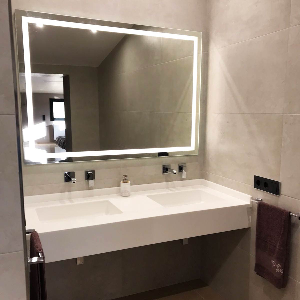 DismatCuchi's tweet photo. Último proyecto donde hemos participado en Altorricó! Un espectacular espacio en el que no falta de nada Muy 🔝🤩
+ Espejo de @delgadobath_ con luz led perimetral insertada.
+ Grifería de #Tres, modelo #CuadroTres.
+ Accesorios #Rubik de #Roca
#DismaCuchi #fraga #diseño #baño https://t.co/kMwVLwInP4